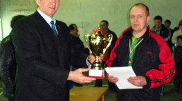 Вручення перехідного кубку на змаганнях посадовців та депутатів району